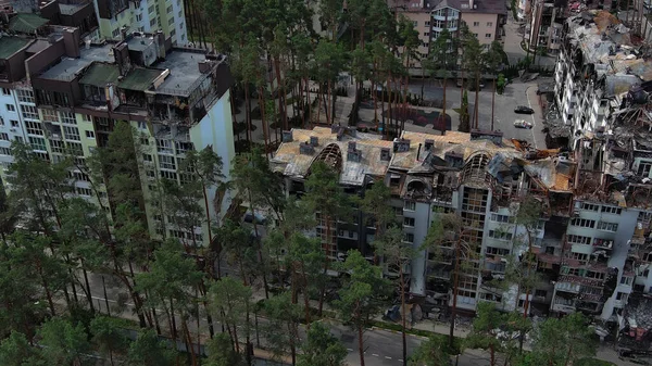 Irpin, Kyiv bölgesi, Ukrayna - 15 Mayıs 2022: Ukrayna 'da savaş. Irpen sokaklarında yıkılan binalar. Kırık ve kabuklu camlar. Füzeler tarafından vurulduktan sonra binalar