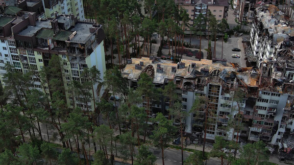 Ирпин, Киевская область, Украина - 15 мая 2022 года: Война на Украине. Разрушенные здания на улицах Ирпена. Разбитые и обстрелянные окна. Здания после попадания ракет