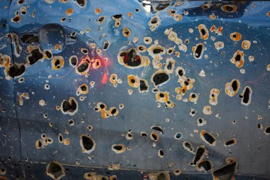 Rusya 'nın Ukrayna' ya karşı savaşı. Yanmış sivillerin arabası. İnsanlar Rus askerleri tarafından vuruldu. Mayıs 2022.