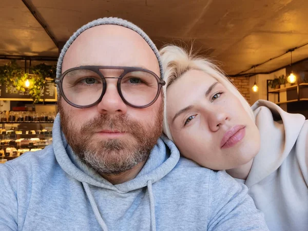 Couple Romantique Prenant Selfie Dans Café Jeune Homme Séduisant Lunettes — Photo