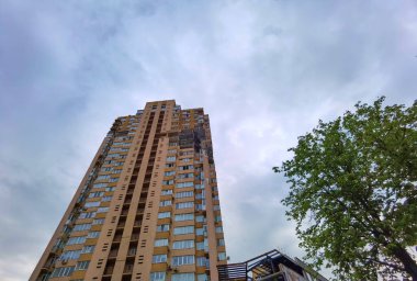 Kyiv, Ukrayna - 27 Mayıs 2022: Rusya Ukrayna 'ya karşı savaş. Şehre yapılan bir Rus roketi saldırısının ardından hasar gören sivil bir bina görülüyor.