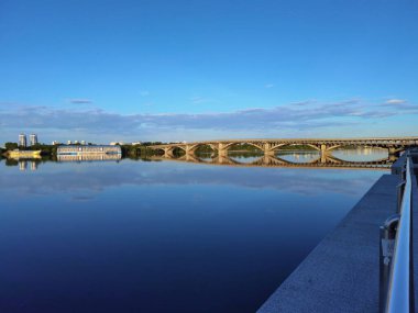 Ukrayna, Kyiv 'deki Dnipro nehri üzerindeki köprü metrosu.
