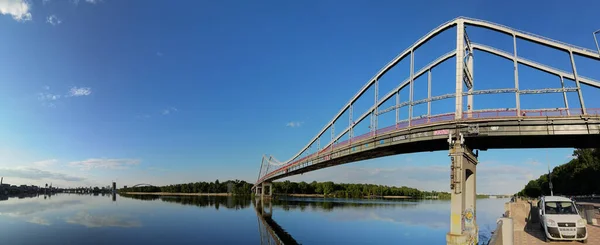 キエフ ウクライナ 2022年5月24日 キエフの歩道橋の風景 夏時間 — ストック写真