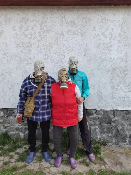 Gas Masks Three People Gas Masks Brick Wall Copy Space — Stock Photo, Image