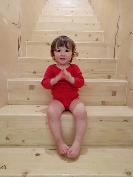 Divertido Bebé Niña Cuerpo Rojo Sienta Las Escaleras Interior — Foto de Stock