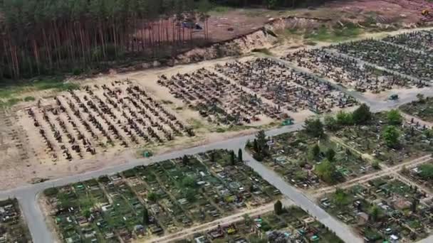 アーピン市墓地 占領中に殺された市民の新しい墓 ウクライナでの戦争 — ストック動画
