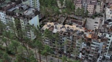 Irpin, Kyiv bölgesi, Ukrayna - 15 Mayıs 2022: Ukrayna 'da savaş. Irpen sokaklarında yıkılan binalar. Kırık ve kabuklu camlar. Füzeler tarafından vurulduktan sonra binalar