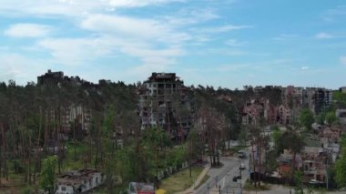 Irpin, Kyiv bölgesi, Ukrayna - 15 Mayıs 2022: Ukrayna 'da savaş. Irpen sokaklarında yıkılan binalar. Kırık ve kabuklu camlar. Füzeler tarafından vurulduktan sonra binalar