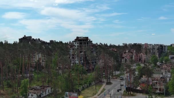 イルピン キエフ地方 ウクライナ 2022年5月15日 ウクライナでの戦争 アーペンの通りに破壊された建物 壊れた窓と殻付きの窓 ミサイルで攻撃された後の建物 — ストック動画
