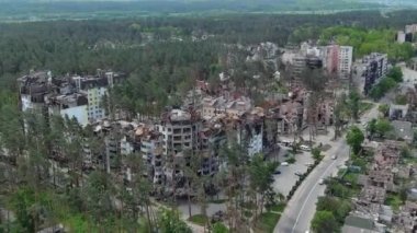 Irpin, Kyiv bölgesi, Ukrayna - 15 Mayıs 2022: Ukrayna 'da savaş. Irpen sokaklarında yıkılan binalar. Kırık ve kabuklu camlar. Füzeler tarafından vurulduktan sonra binalar