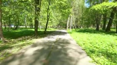 Münih, Almanya 'da Isar Nehri boyunca bisiklet süren 4k video görüntüsü