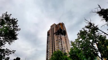 Kyiv, Ukrayna - 27 Mayıs 2022: Rusya Ukrayna 'ya karşı savaş. Şehre yapılan bir Rus roketi saldırısının ardından hasar gören sivil bir bina görülüyor.