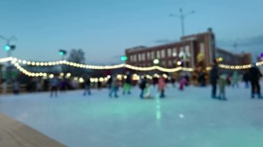 bulanık insanlar Kışın açık hava buz pistinde paten