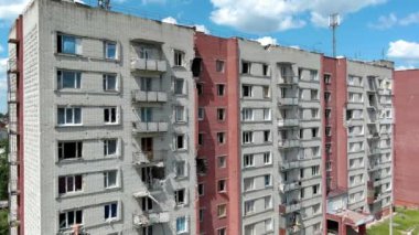 Chernihiv, Ukrayna - 27 Haziran 2022 Ukrayna savaşı. Ukrayna 'nın kuzeyinde Kyiv yakınlarında Ukrayna' nın Chernihiv şehrindeki harap olmuş çok katlı ev. Rusya 'nın Ukrayna' ya karşı savaşı sırasında yıkıntılar