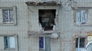 Chernihiv, Ukrayna - 27 Haziran 2022 Ukrayna savaşı. Ukrayna 'nın kuzeyinde Kyiv yakınlarında Ukrayna' nın Chernihiv şehrindeki harap olmuş çok katlı ev. Rusya 'nın Ukrayna' ya karşı savaşı sırasında yıkıntılar