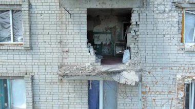 Chernihiv, Ukrayna - 27 Haziran 2022 Ukrayna savaşı. Ukrayna 'nın kuzeyinde Kyiv yakınlarında Ukrayna' nın Chernihiv şehrindeki harap olmuş çok katlı ev. Rusya 'nın Ukrayna' ya karşı savaşı sırasında yıkıntılar