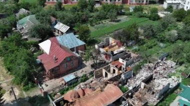 Chernihiv, Ukrayna - 27 Haziran 2022 Ukrayna savaşı. Ukrayna 'nın kuzeyinde Kyiv yakınlarında Ukrayna' nın Ukrayna şehrinde yıkılmış evler. Rusya 'nın Ukrayna' ya karşı savaşı sırasında yıkıntılar