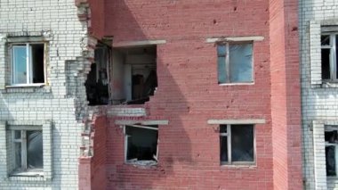 Chernihiv, Ukrayna - 27 Haziran 2022 Ukrayna savaşı. Ukrayna 'nın kuzeyinde Kyiv yakınlarında Ukrayna' nın Chernihiv şehrindeki harap olmuş çok katlı ev. Rusya 'nın Ukrayna' ya karşı savaşı sırasında yıkıntılar