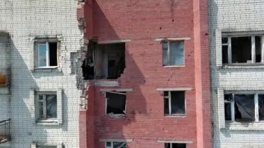 Chernihiv, Ukrayna - 27 Haziran 2022 Ukrayna savaşı. Ukrayna 'nın kuzeyinde Kyiv yakınlarında Ukrayna' nın Chernihiv şehrindeki harap olmuş çok katlı ev. Rusya 'nın Ukrayna' ya karşı savaşı sırasında yıkıntılar