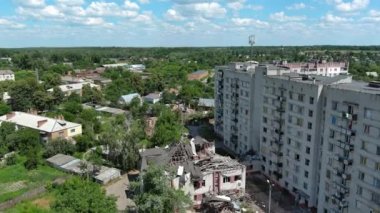 Chernihiv, Ukrayna - 27 Haziran 2022 Ukrayna savaşı. Ukrayna 'nın kuzeyinde Kyiv yakınlarında Ukrayna' nın Chernihiv şehrindeki harap olmuş çok katlı ev. Rusya 'nın Ukrayna' ya karşı savaşı sırasında yıkıntılar
