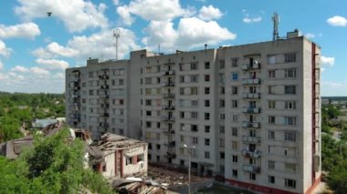 Chernihiv, Ukrayna - 27 Haziran 2022 Ukrayna savaşı. Ukrayna 'nın kuzeyinde Kyiv yakınlarında Ukrayna' nın Chernihiv şehrindeki harap olmuş çok katlı ev. Rusya 'nın Ukrayna' ya karşı savaşı sırasında yıkıntılar