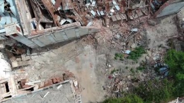 Chernihiv Ukrayna 2022: Hava saldırısından sonra yıkılan bir bina. Rusya Federasyonu 'nun Ukrayna' ya karşı yürüttüğü savaş sırasında yıkılan roket ya da topçu bombardımanının sonucu..