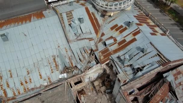 チェルニヒフ ウクライナ2022 航空攻撃後に破壊された建物 ロシア連邦軍によるロケットや大砲の砲撃の結果 ウクライナに対するロシアの戦争中の遺跡 — ストック動画