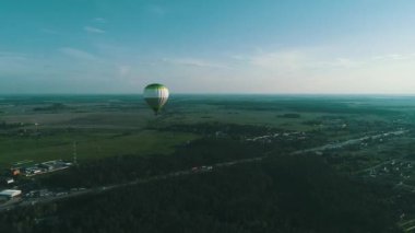 Güneşli Dağlar 'da Güzel Sonbahar Ormanı' nda Sıcak Hava Balonları Uçuşu Güneşli Arka plan Gezisi Seyahat Konsepti.