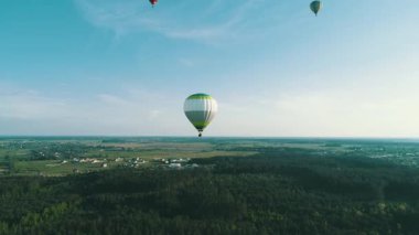 Güneşli Dağlar 'da Güzel Sonbahar Ormanı' nda Sıcak Hava Balonları Uçuşu Güneşli Arka plan Gezisi Seyahat Konsepti.