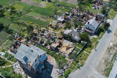 Chernihiv, Ukrayna - 27 Haziran 2022 Ukrayna savaşı. Ukrayna 'nın kuzeyinde Kyiv yakınlarında Ukrayna' nın Ukrayna şehrinde yıkılmış evler. Rusya 'nın Ukrayna' ya karşı savaşı sırasında yıkıntılar
