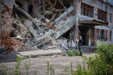 Ukrayna 'daki Chernihiv şehrinin bombalanmasından sonra savaş muhabiri fotoğrafları binaları yıktı. Ukrayna 'da Savaş.
