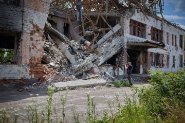 Ukrayna 'daki Chernihiv şehrinin bombalanmasından sonra savaş muhabiri fotoğrafları binaları yıktı. Ukrayna 'da Savaş.