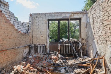 Chernihiv Ukrayna 2022: Hava saldırısından sonra sokaktaki yıkılmış evlerden görüntü. Rusya 'nın Ukrayna' ya karşı savaşı sırasında harabeler