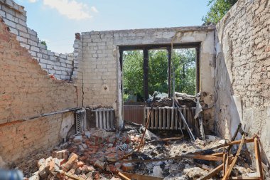 Chernihiv Ukrayna 2022: Hava saldırısından sonra sokaktaki yıkılmış evlerden görüntü. Rusya 'nın Ukrayna' ya karşı savaşı sırasında harabeler