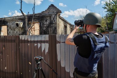 Savaş muhabiri fotoğrafları Ukrayna 'daki bombalamadan sonra binaları yıktı. Ukrayna 'da Savaş