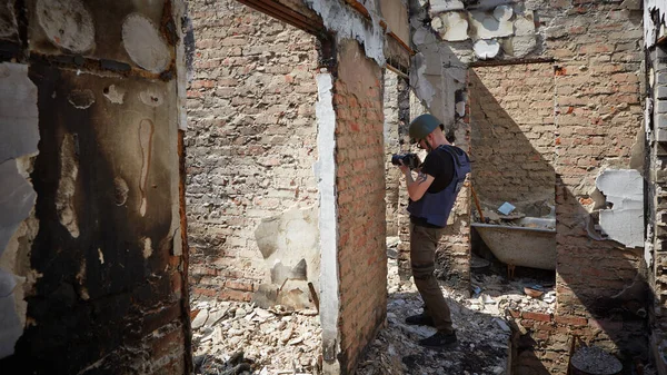 Fotografías Corresponsales Guerra Destruyeron Edificios Después Del Bombardeo Ciudad Chernihiv —  Fotos de Stock