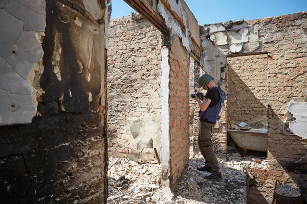 War Correspondent Photographs Destroyed Buildings Bombing Chernihiv City Ukraine War — Stock Photo, Image