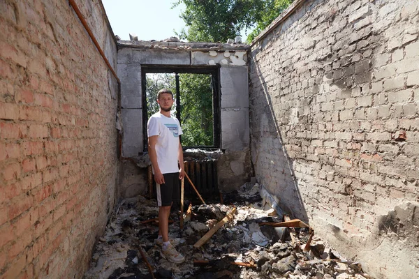 Chernihiv Ukraine June 2022 Yong Man Resident Chernihiv Whose House - Stock-foto