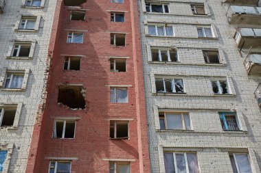 Chernihiv, Ukrayna - 27 Haziran 2022 Ukrayna savaşı. Ukrayna 'nın kuzeyinde Kyiv yakınlarında Ukrayna' nın Chernihiv şehrindeki harap olmuş çok katlı ev. Rusya 'nın Ukrayna' ya karşı savaşı sırasında yıkıntılar