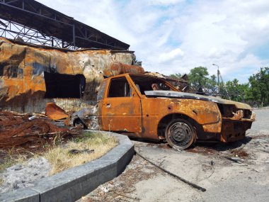 Chernihiv, Ukrayna - 26 Haziran 2022: Rus işgalcilerin saldırısı sonucu şehir sokaklarında tahrip edilen araba