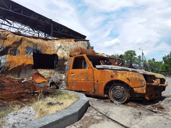 Chernihiv Ucrania Junio 2022 Automóvil Destruido Calle Ciudad Como Resultado —  Fotos de Stock