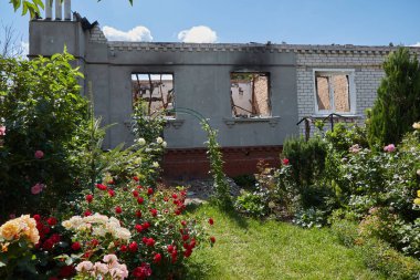 Chernihiv Ukrayna 2022: Hava saldırısından sonra caddedeki harabe evden görüntü. Rusya 'nın Ukrayna' ya karşı savaşı sırasında harabeler