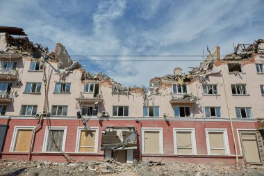 Chernihiv, Ukrayna - 26 Haziran 2022: Ukrayna otelinin bir Rus füzesiyle patlamasının sonuçları. Ukrayna ve Rusya arasındaki savaş.