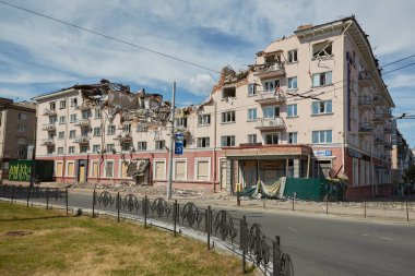 Chernihiv, Ukrayna - 26 Haziran 2022: Ukrayna otelinin bir Rus füzesiyle patlamasının sonuçları. Ukrayna ve Rusya arasındaki savaş.