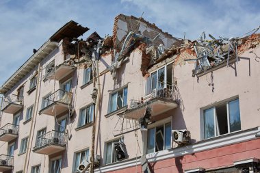 Chernihiv, Ukrayna - 26 Haziran 2022: Ukrayna otelinin bir Rus füzesiyle patlamasının sonuçları. Ukrayna ve Rusya arasındaki savaş.