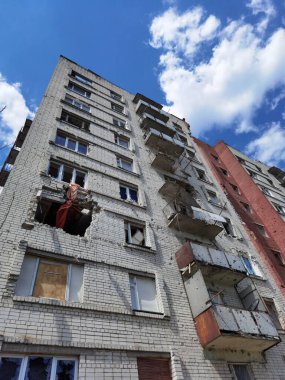 Chernihiv, Ukrayna - 27 Haziran 2022 Ukrayna savaşı. Ukrayna 'nın kuzeyinde Kyiv yakınlarında Ukrayna' nın Chernihiv şehrindeki harap olmuş çok katlı ev. Rusya 'nın Ukrayna' ya karşı savaşı sırasında yıkıntılar