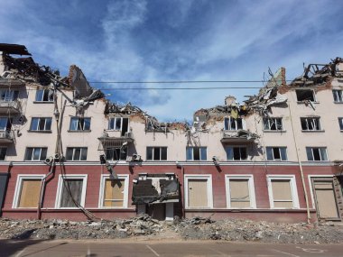 Chernihiv, Ukrayna - 26 Haziran 2022: Ukrayna otelinin bir Rus füzesiyle patlamasının sonuçları. Ukrayna ve Rusya arasındaki savaş.
