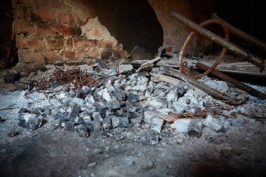 Yangından sonra terk edilmiş bina. Sığ dof.