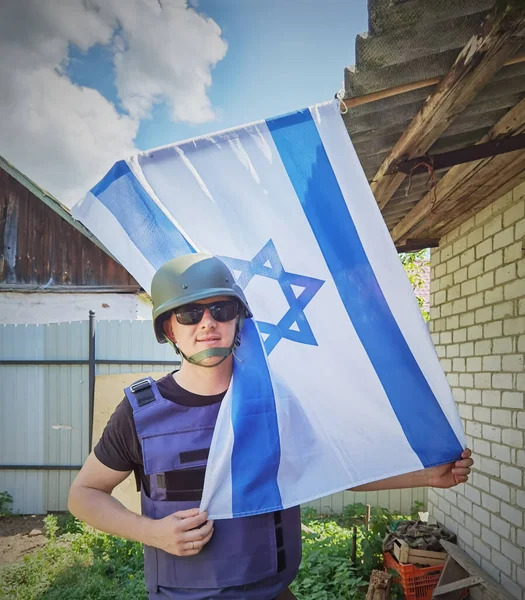 Israeli Soldier Holds Flag Israel Front Him Concept Israel Memorial — Stock Photo, Image