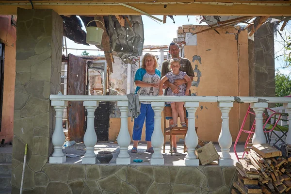 Chernihiv Ukraine June 2022 Family Child Residents Chernihiv Whose House — Stock Photo, Image